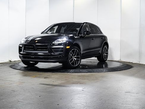 Certified 2025 Porsche Macan image 1