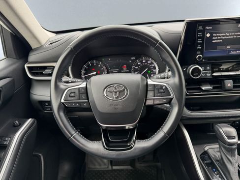 Used 2021 Toyota Highlander XLE AWD/4WD image 17