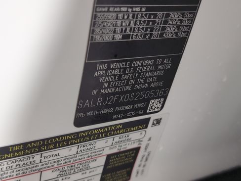 Used 2025 Land Rover Discovery S image 26