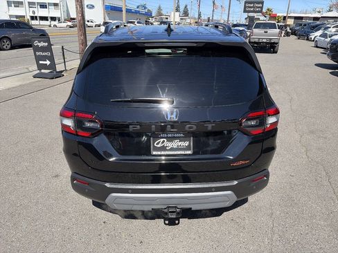 Used 2025 Honda Pilot TrailSport image 5