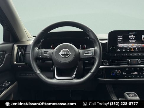Used 2023 Nissan Pathfinder Platinum w/ Black Appearance Package FWD image 26