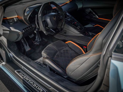 Used 2018 Lamborghini Aventador S image 2