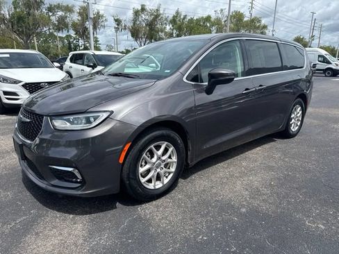 Used 2023 Chrysler Pacifica Touring-L FWD image 15