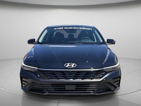 Certified 2024 Hyundai Elantra Limited FWD image 5