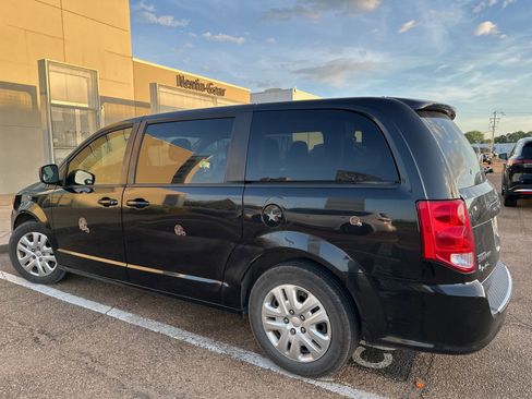 Used 2018 Dodge Grand Caravan SE w/ UConnect Hands-Free Group image 6