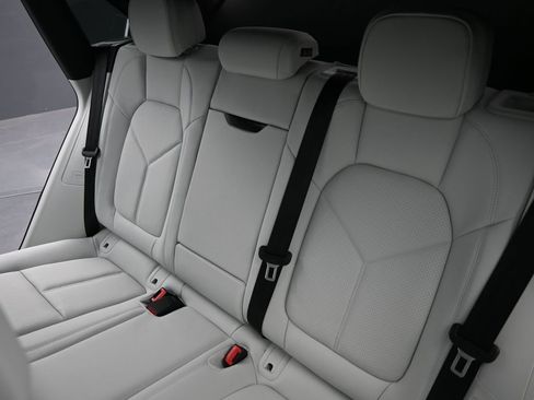 New 2026 Porsche Macan image 25