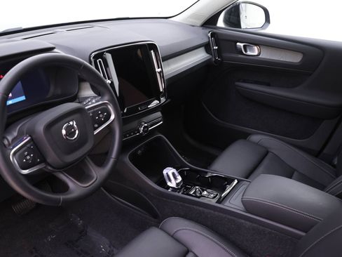 Certified 2025 Volvo XC40 B5 Plus image 7