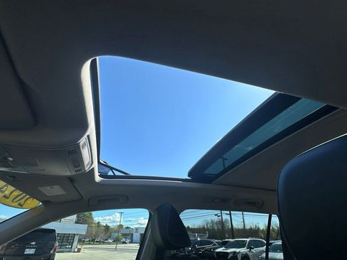 Used 2024 Volkswagen Tiguan SE w/ Panoramic Sunroof Package AWD/4WD image 30