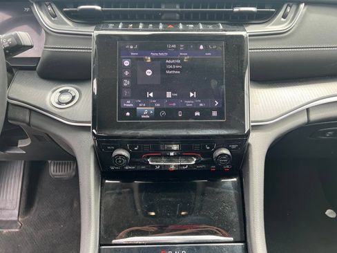 Used 2023 Jeep Grand Cherokee Laredo w/ Luxury Tech Group I AWD/4WD image 8