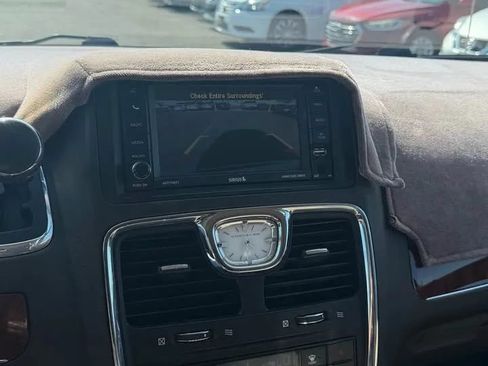Used 2012 Chrysler Town & Country Touring w/ Entertainment Group #1 FWD image 11