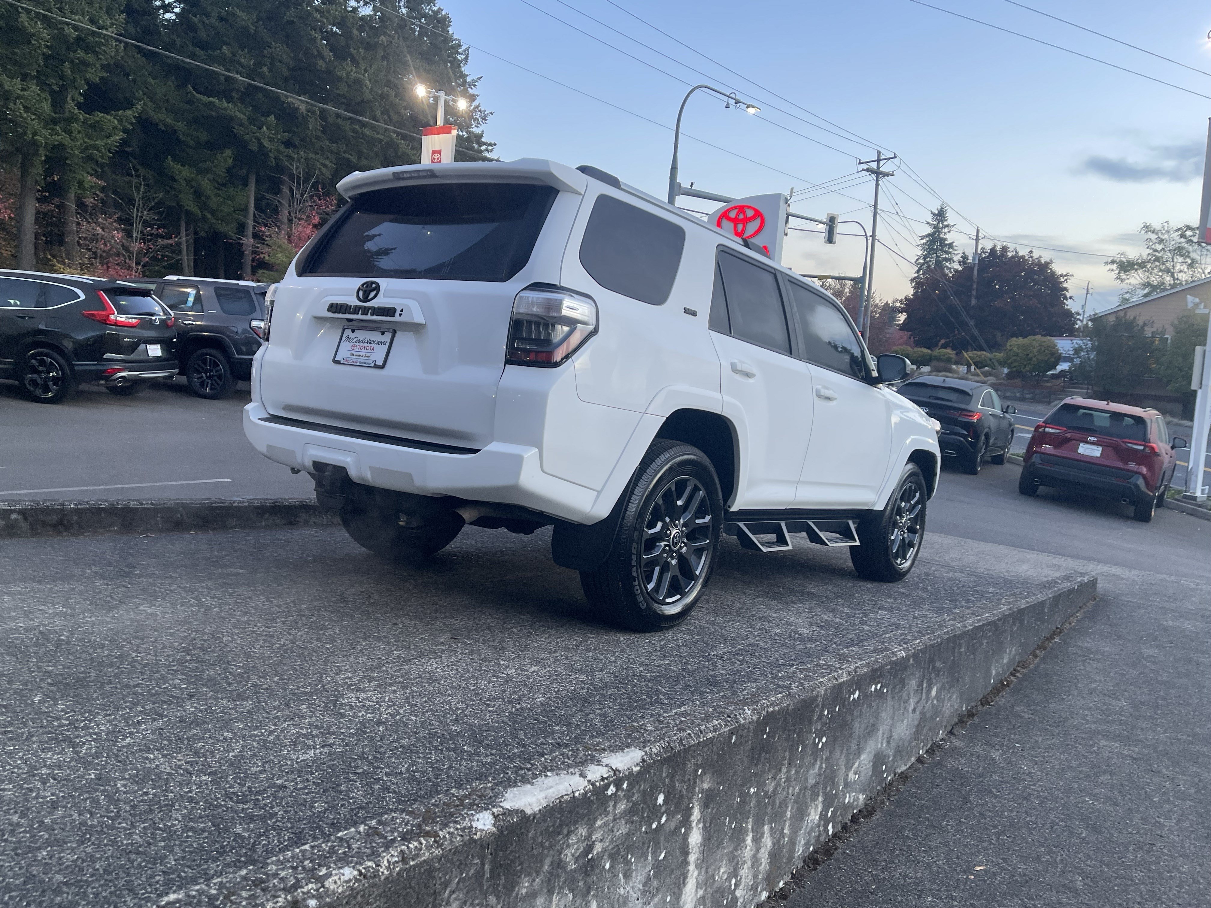 Used 2022 Toyota 4Runner SR5 AWD/4WD image 8