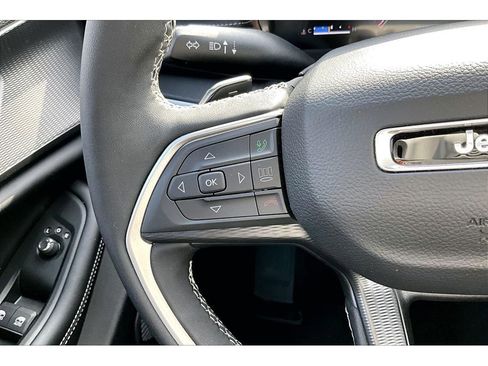 Certified 2025 Jeep Grand Cherokee Altitude image 25