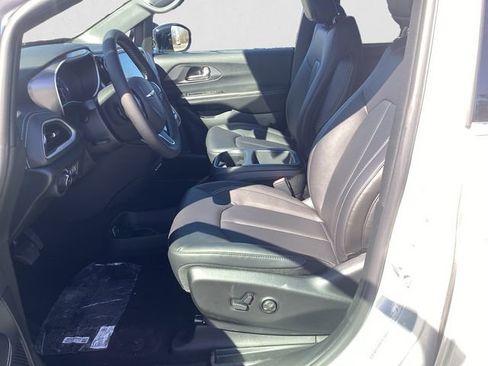 New 2026 Chrysler Pacifica Select image 10