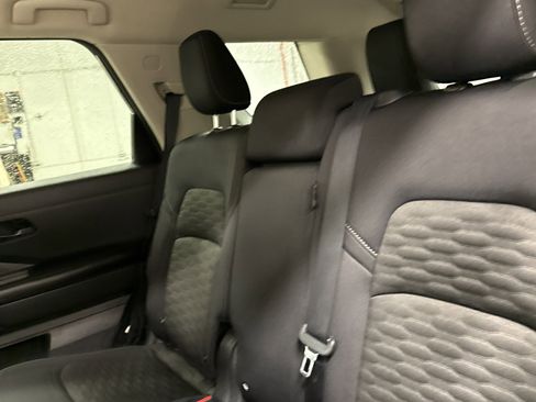 Used 2024 Nissan Pathfinder S image 10