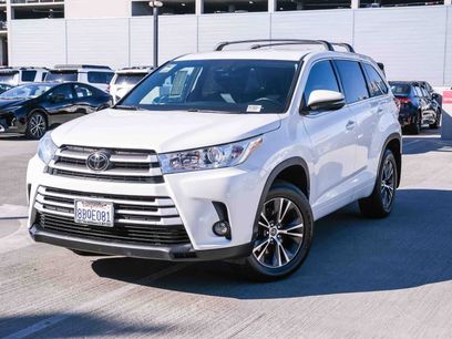 Certified 2018 Toyota Highlander Plus w/ Carpet Mat Package (TMS)