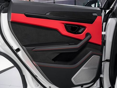 Used 2025 Lamborghini Urus SE image 30