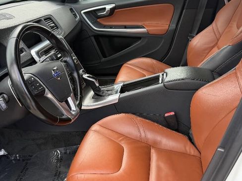 Used 2015 Volvo V60 T5 Platinum image 9