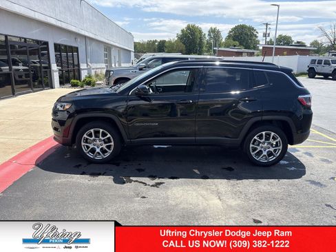 Used 2022 Jeep Compass Latitude w/ Sun and Sound Group AWD/4WD image 1