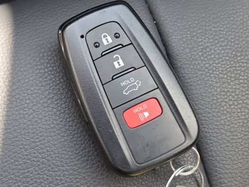 Used 2022 Toyota Highlander XLE AWD/4WD image 40