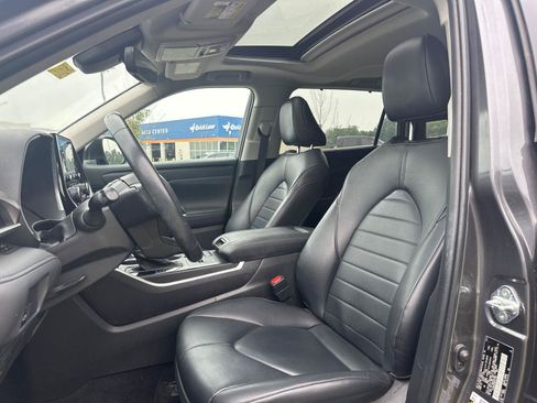Used 2022 Toyota Highlander XLE AWD/4WD image 6