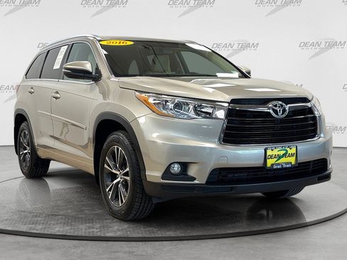 Used 2016 Toyota Highlander XLE AWD/4WD image 3