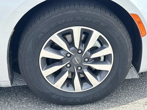 Used 2023 Chrysler Pacifica Touring-L FWD image 10