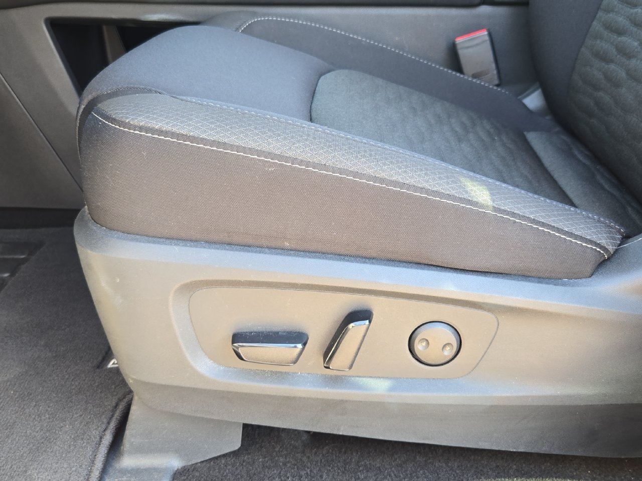 Used 2025 Nissan Pathfinder SV FWD image 29