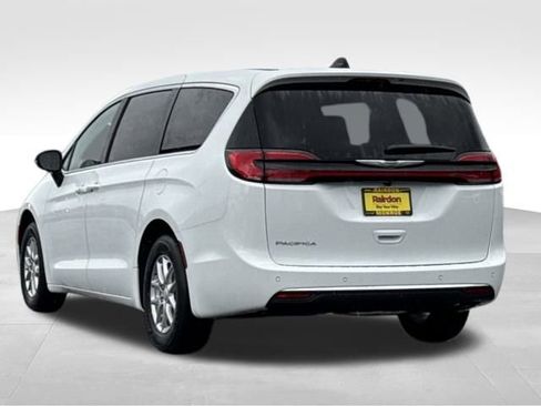 New 2026 Chrysler Pacifica Select image 6