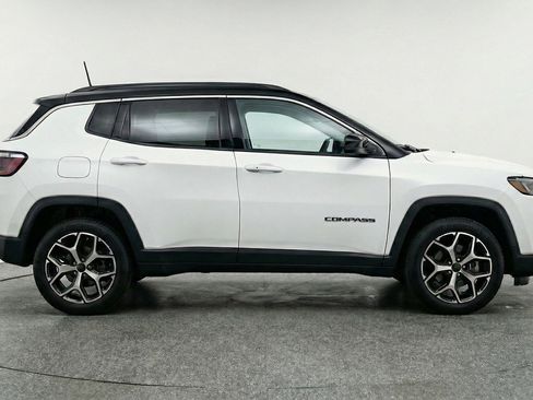 Used 2025 Jeep Compass Limited image 9
