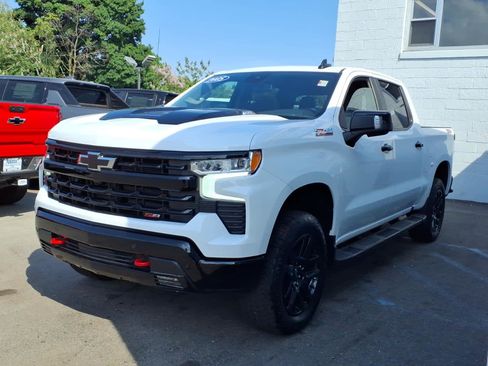 Used 2025 Chevrolet Silverado 1500 LT Trail Boss w/ LT Trail Boss Premium Package AWD/4WD image 3