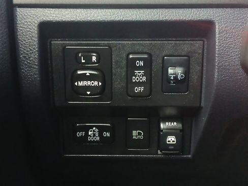 Used 2018 Toyota Tundra SR5 w/ SR5 Upgrade Package AWD/4WD image 12