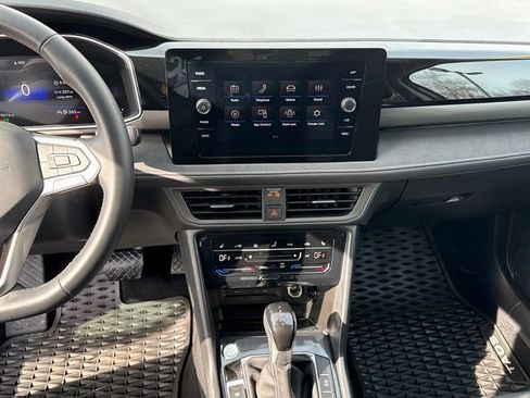 Certified 2025 Volkswagen Taos SE image 21