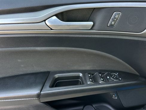 Used 2020 Ford Fusion SE image 12