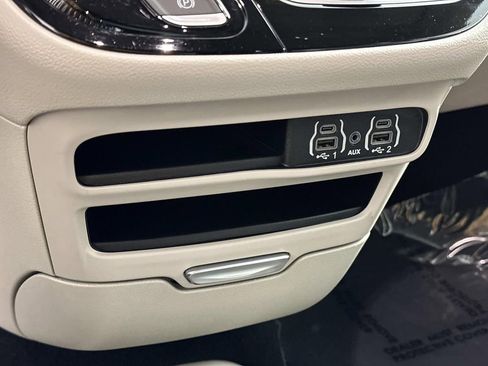 Used 2024 Chrysler Pacifica Touring-L image 14