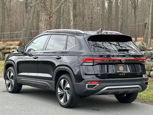 Used 2025 Volkswagen Taos SE w/ Panoramic Sunroof Package image 11