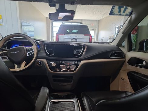 Used 2017 Chrysler Pacifica Limited image 13