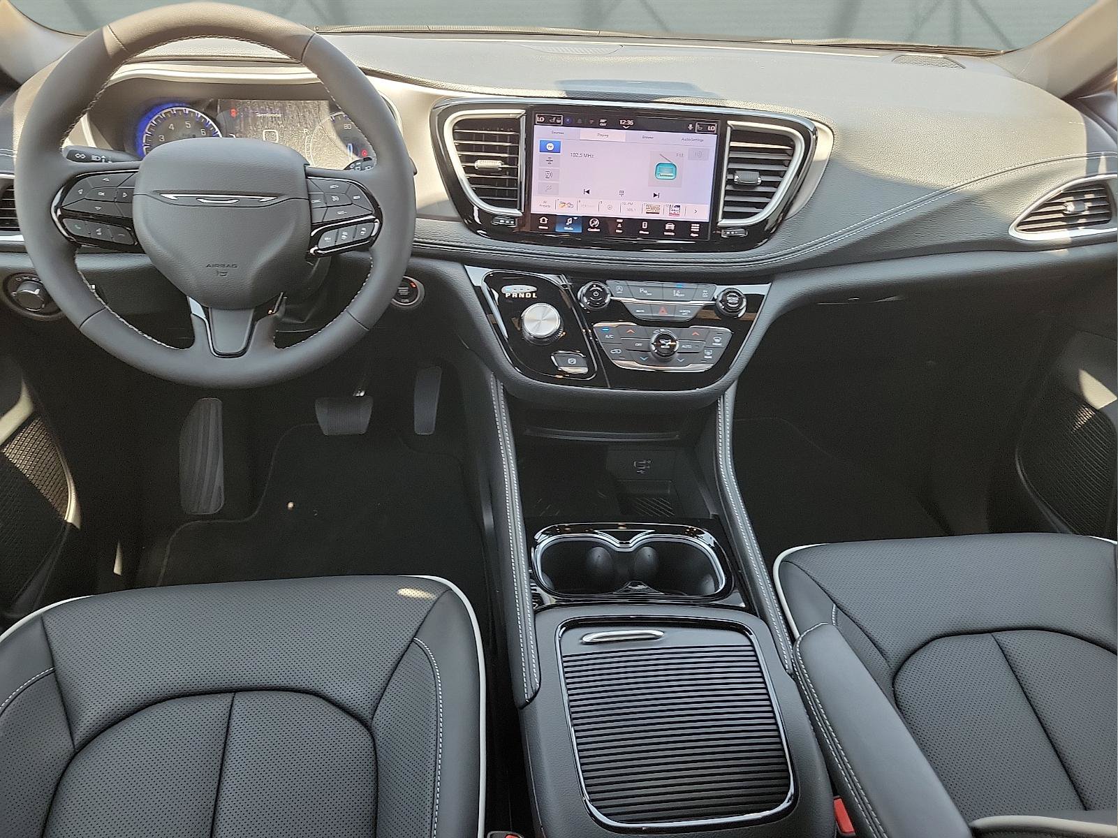 New 2027 Chrysler Pacifica Limited FWD image 9