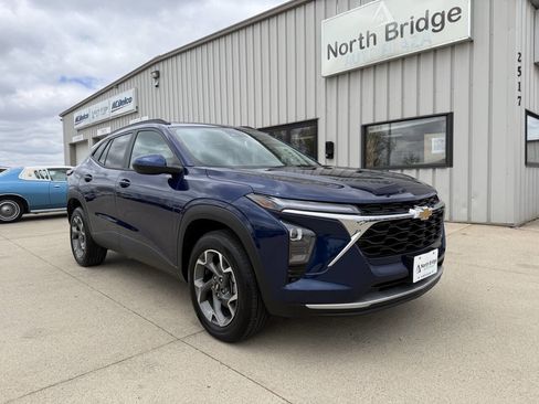 Used 2024 Chevrolet Trax LT w/ Driver Confidence Package FWD image 1