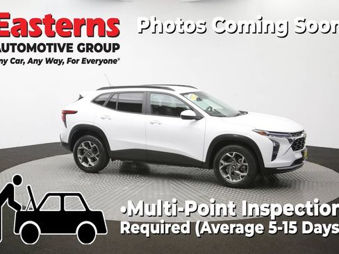 Used 2025 Chevrolet Trax LT FWD image 47