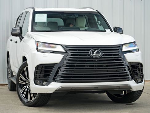 Used 2023 Lexus LX 600 Luxury w/ Appearance Package image 4