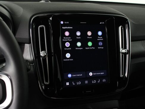 Certified 2023 Volvo XC40 Recharge Core image 9