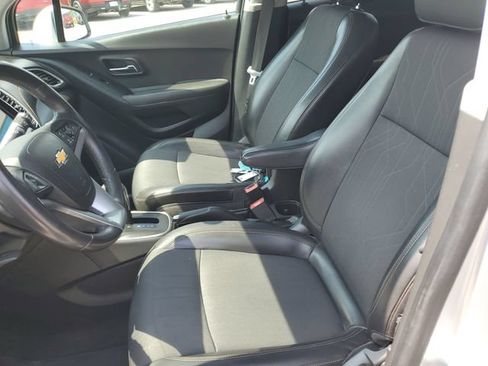 Used 2019 Chevrolet Trax LT w/ LT Convenience Package FWD image 17