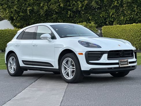 Certified 2025 Porsche Macan image 10