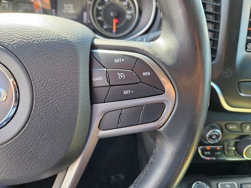 Used 2019 Jeep Cherokee Latitude Plus AWD/4WD image 18