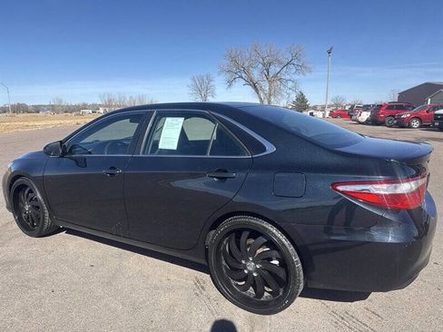 Used 2016 Toyota Camry SE image 4