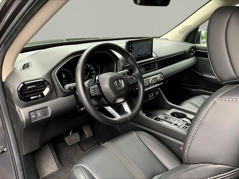 Used 2025 Honda Pilot Touring image 17