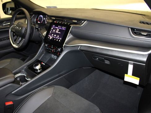 New 2025 Jeep Grand Cherokee Altitude image 28