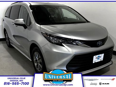 Used 2023 Toyota Sienna XLE image 1