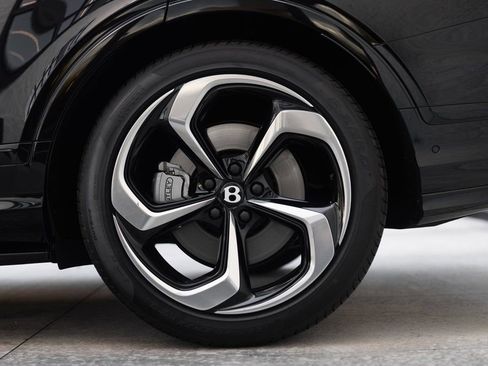 Used 2025 Bentley Bentayga AWD/4WD image 9