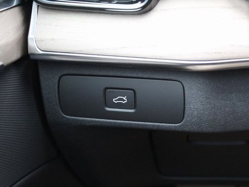 New 2026 Volvo XC90 B5 Core w/ Protection Package Premier image 18